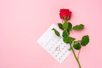 February calendar and red roses top view