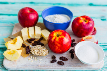 Ingredients for baked apples with sweet crumble.
