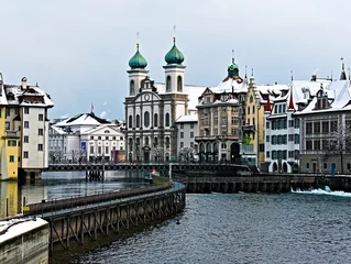 Deurstickers Die Jesuitenkirche im historischen Stadtzentrum von Luzern (Schweiz) mit dem Fluss Reuss und alten Gebäuden an einem Wintertag © Maurice Lesca