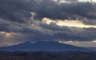 Nubi tempestose al tramonto sulle montagne dell'Appennino