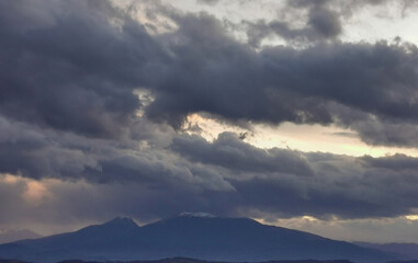 Nubi tempestose al tramonto sugli Appennini