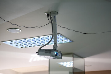Projector hang on ceiling in the classroom.