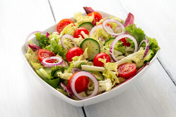 Fresca insalata di verdure e ortaggi misti 
