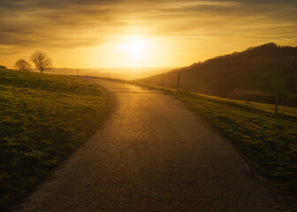 Sonnenuntergang an einer Straße mit Blick Richtung Eifel aus St.Katharinen
