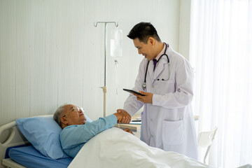 Obraz premium Asian medical doctor with old patient on the bed in hospital 