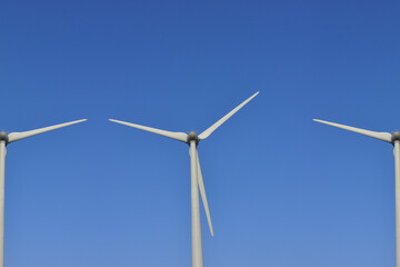À la croisée des éoliennes en plein ciel bleu, France