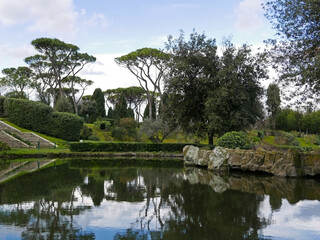Fototapeta na wymiar bel panorama dal giardino delle cascate all'eur, a roma