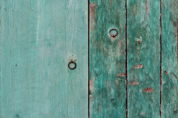 Holzhintergrund von zwei verschiedenen Fensterläden aus grün-blauem Holz