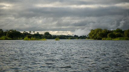 Der Sambesi (Zambezi) Fluss als Grenzen zwischen Sambia und Simbabwe kurz vor den Viktoriafällen