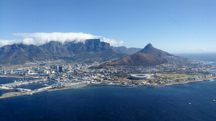 Blick auf Kapstadt aus der Vogelperspektive während eines Helikopterflugs über die Stadt im Kap in Südafrika © Lars