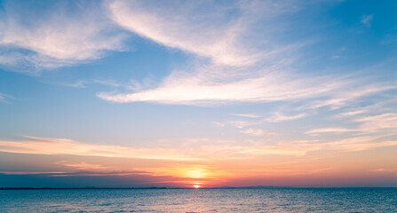 Fototapeta na wymiar sunset over the sea in the evening