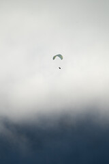 Paraglider mit Fallschirm in den Wolken am Fliegen 