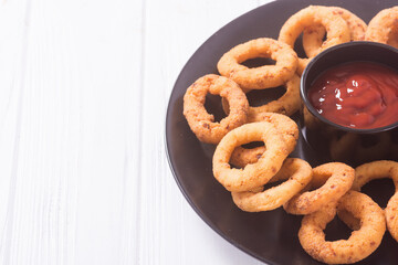 Crunchy fried onion rings and ketchup
