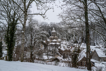 basilique Notre Dame d'Orcival sous la neige