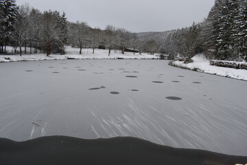 zugefrorener Heilbachsee im Winter