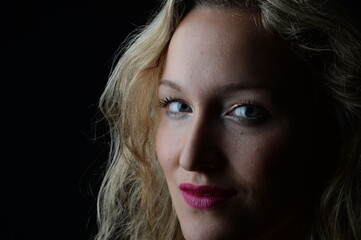 Obraz premium blonde lockige frau erfolgreich selbtsicher blick oberkörper portrait
