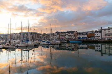 Lever de soleil sur le port et la ville de Fécamp, en Normandie