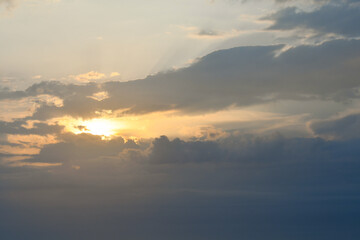 Belle lumière à travers les nuages