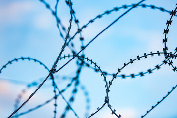Stacheldraht vor blauem Himmel