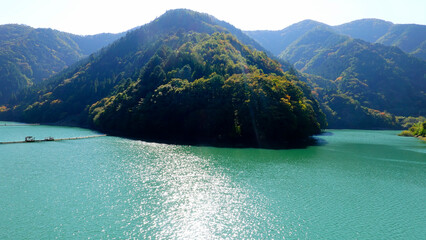 首都圏のオアシス・エメラルドグリーンの奥多摩湖(紅葉の山々)　3364