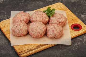Raw turkey meatball for cooking
