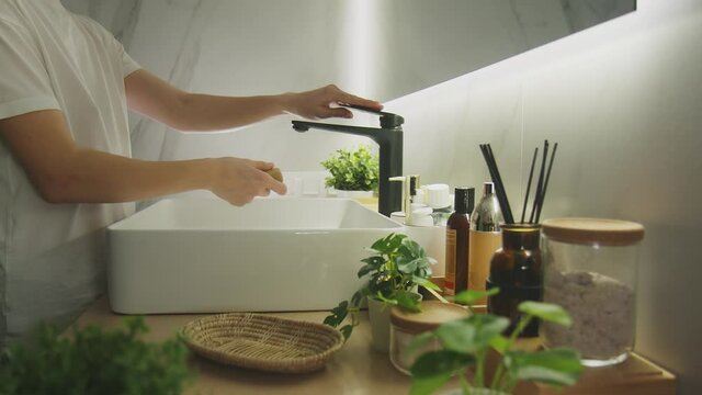 The girl thoroughly washes her hands, soaping them with lumpy soap and rinsing them off with water.
Prevention of the coronavirus pandemic, disinfect your fingers with gel. Dolly In. Slow motion, 4K