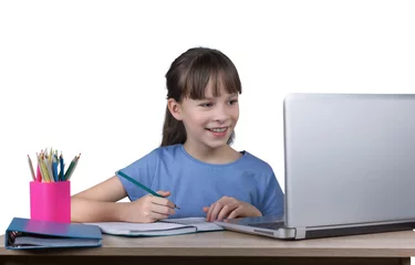 Rucksack Online-Ausbildung im Fernstudium. Ein glückliches Mädchen schaut auf Laptop und macht Schulhausaufgaben über das Internet © Albert Ziganshin