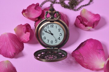 Vintage watch In the pink background With pink rose petals all around
Valentine concept