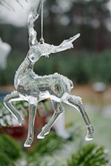 Hirsch mit Schneeflocken als Glasfigur zur Dekoration am Weihnachtsbaum