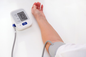 measures blood pressure