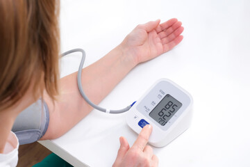 measures blood pressure