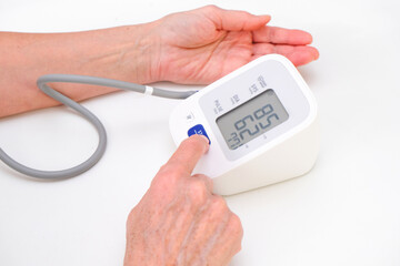 measures blood pressure