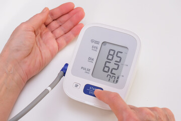 measures blood pressure