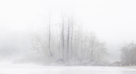 Obraz premium A cold winter storm above the Skagit river in Washington state