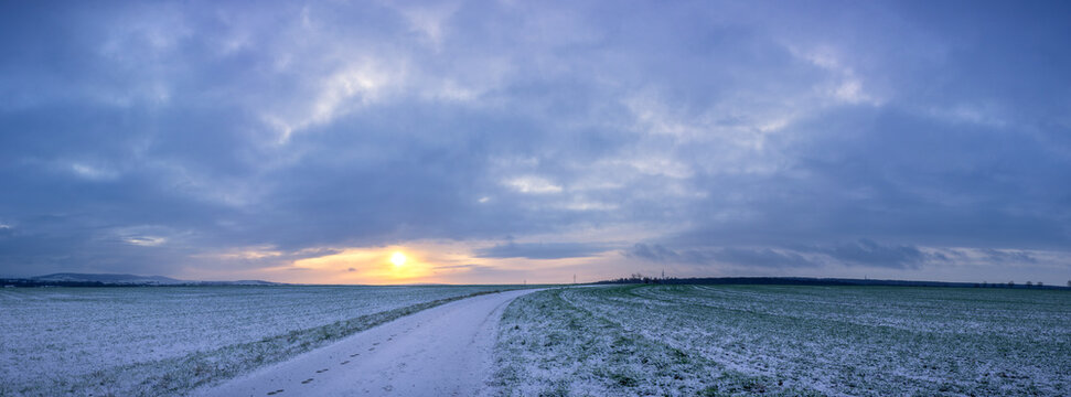 Sonnenaufgang auf dem Feld bei Schnee.