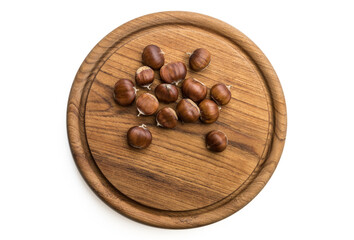 Maronen auf braunem Holzbrett, weißer Hintergrund