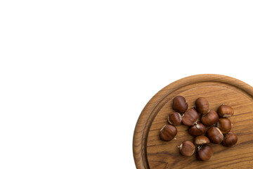 Esskastanien auf Holzbrett, weißer Untergrund