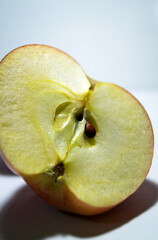 Половина яблока.