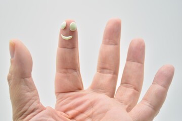 dedos de la mano con ojos de plastilina que parecen muñecos