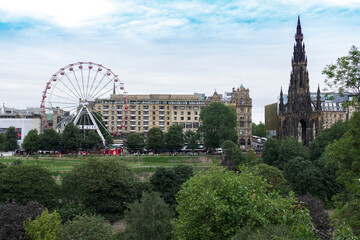 Fringe Festival Edinburgh mit Riesenrad und Scotts Monument