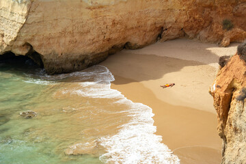 Urlauber  liegt entspannt am strand