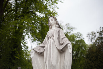 Fototapeta na wymiar marble statues in the cemetery