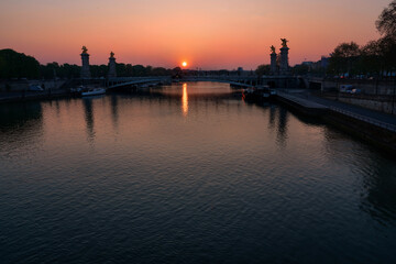 Fototapeta premium sun rising over the river seine and Pont Alexandre III bridge in Paris