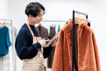 在庫管理をする男性
