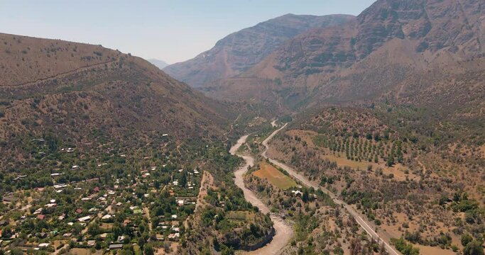 Vista a&eacute;rea en Cajon del Maipo cerca de Santiago de Chile con el r&iacute;o maipo y los coches en la ruta