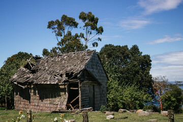 Fototapeta na wymiar old house in a field
