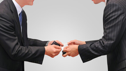 名刺交換をしているビジネスマンのイメージビジュアル