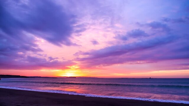 湘南の海岸から望む江の島に昇る朝日（タイムラプス撮影）