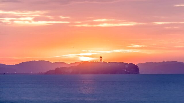 湘南の海岸から望む江の島に昇る朝日（タイムラプス撮影）