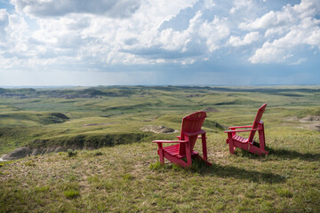 Fototapeta premium parcs canada Red chairs in grasslands national park, saskatchewan, canada